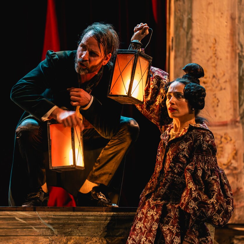Zwei Schauspieler mit Laternen auf der Bühne. | © Lex-Karelly