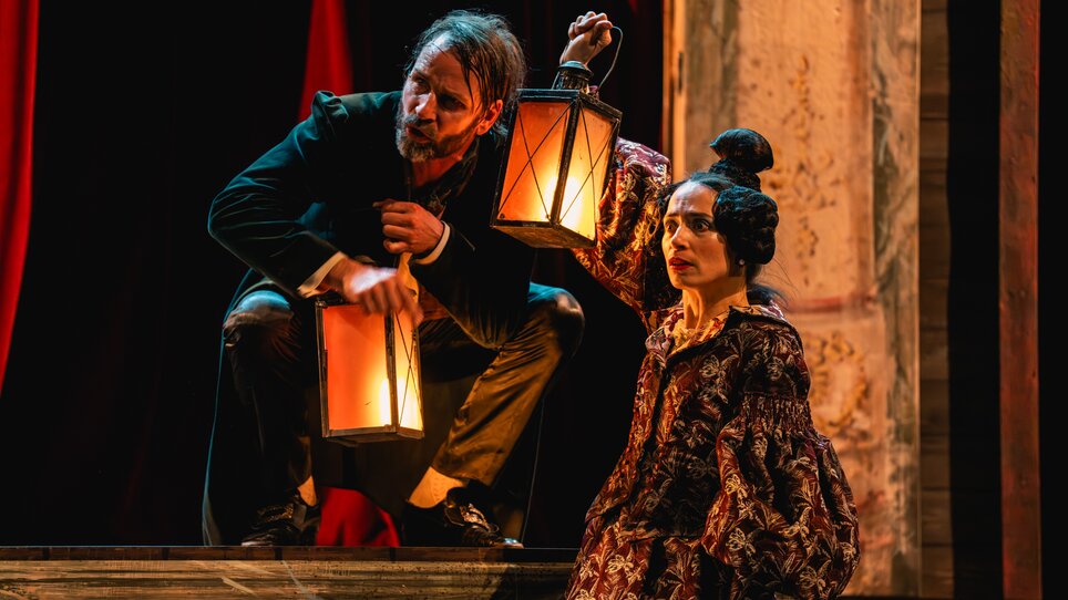 Zwei Schauspieler mit Laternen auf der Bühne. | © Lex-Karelly