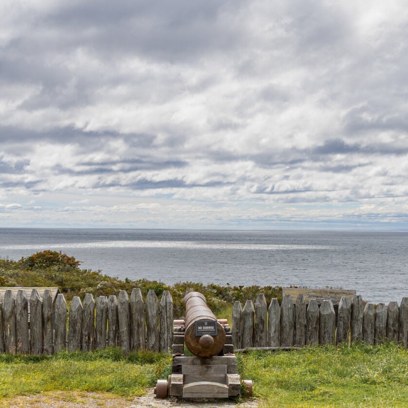 Panorama mit einer Kanone und Meer im Hintergrund. | © Irmgard Unger-Eisele -  Scroll durch dein Leben!