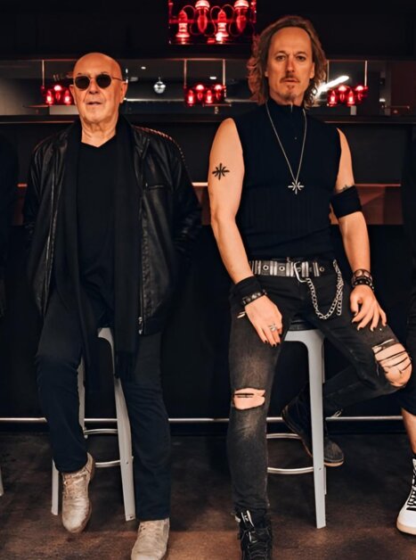 Una band rock in abbigliamento moderno posa per una foto. | © Lewis Milne