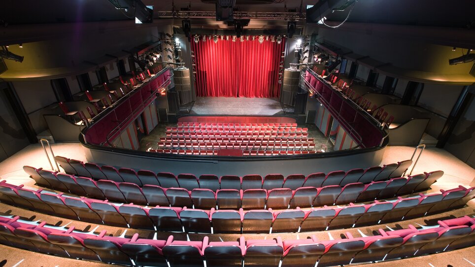 Orpheum leerer Theatersaal mit roten Sesseln und rotem Vorhang im Orpheum Graz. | © Spielstätten - Johannes Seidl