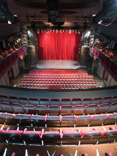Empty theatre hall with red seats and red curtain at Orpheum Graz. | © Spielstätten - Johannes Seidl