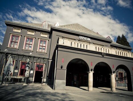 Exterior view of Orpheum Graz during the day with distinctive grey façade and arches | © Spielstätten - Lupi Spuma