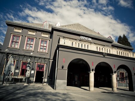 Exterior view of Orpheum Graz during the day with distinctive grey façade and arches | © Spielstätten - Lupi Spuma