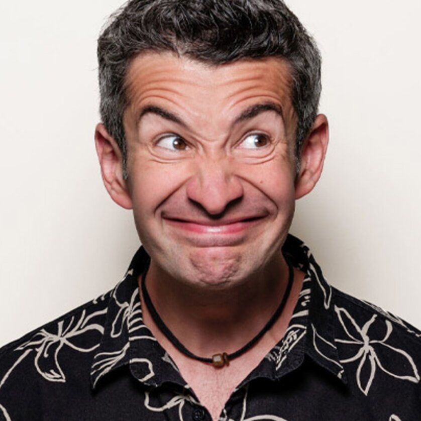 Ein Mann mit einem schelmischen Gesichtsausdruck und einem Blumenhemd. | © Stefan Gergely