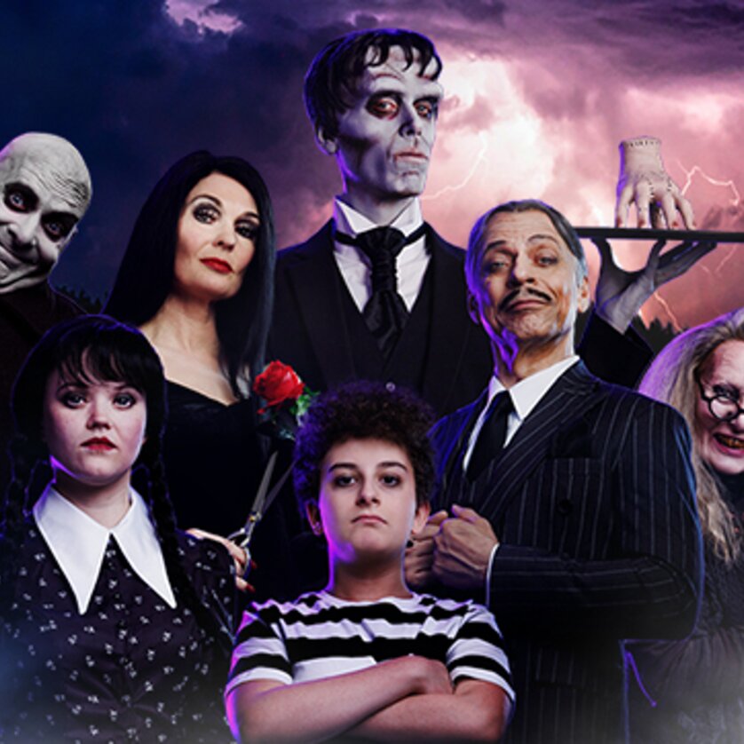 Die Addams Familie in einem unheimlichen Setting mit Charakteren wie Morticia und Gomez. | © The Addams Family - Das Musical