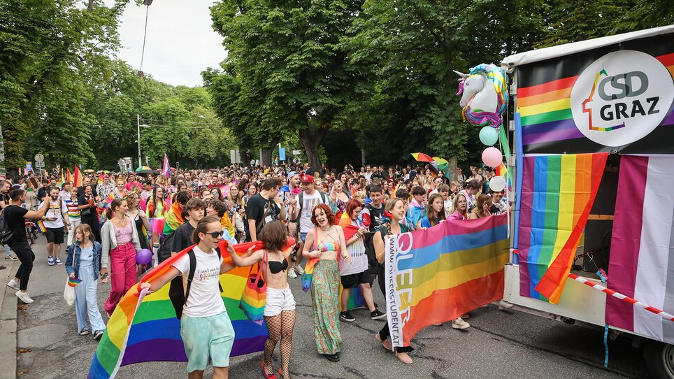 CSD Graz mit bunten Fahnen und einer Parade in der Stadt. | © Sebastian Neugebauer