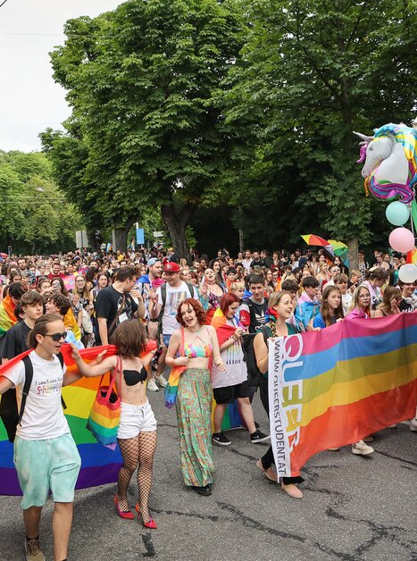 CSD Graz mit bunten Fahnen und einer Parade in der Stadt. | © Sebastian Neugebauer