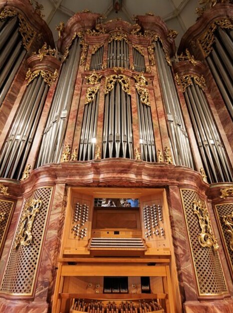 Detailreiche Orgel mit goldenen Verzierungen und Pfeifen. | © Sonntagsblatt - Gerd Neuhold