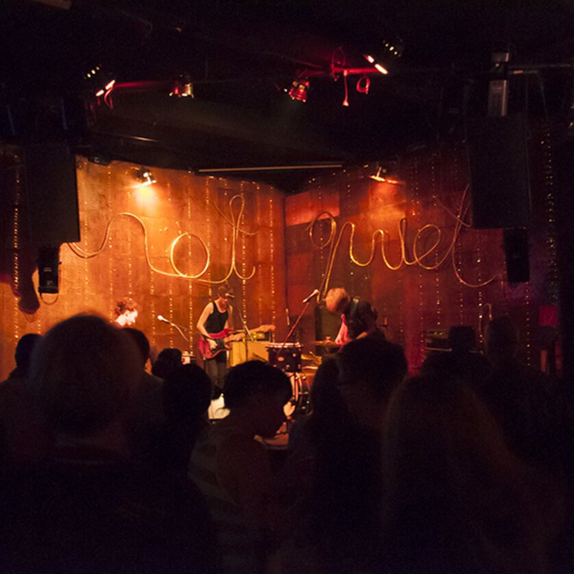 Musicians performing in a dimly lit club with ambient lighting. | © Sarah Andree
