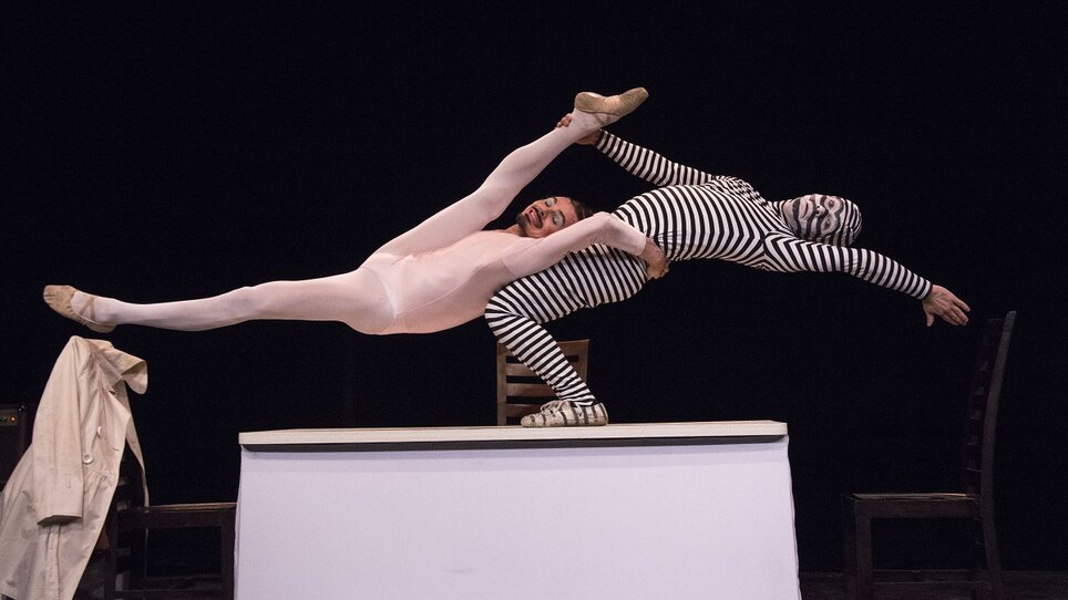 Due acrobati mostrano una posa impressionante sul palco. | © Christina Berzaczy