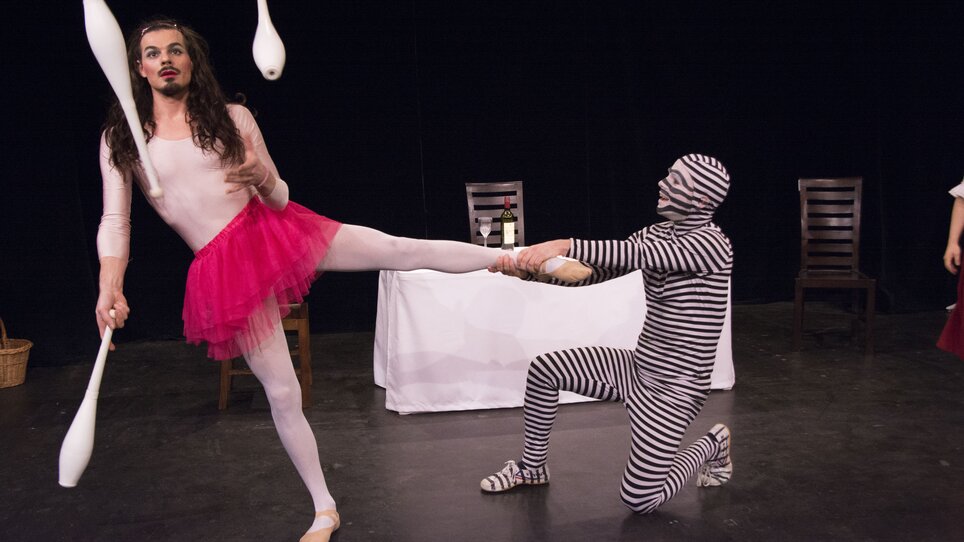 Un attore giacola durante uno spettacolo teatrale. | © Christina Berzaczy