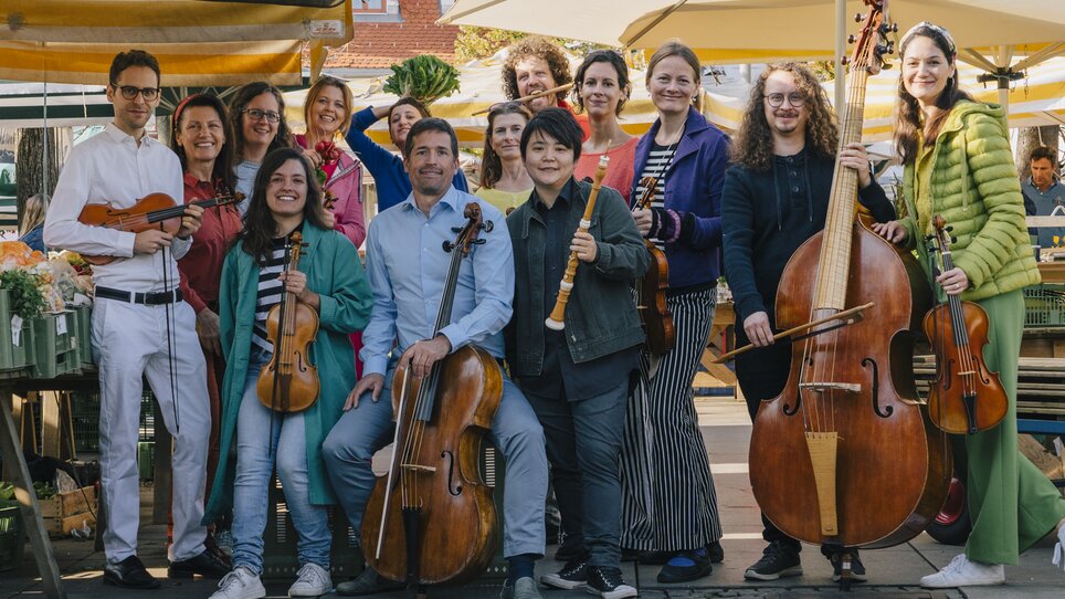 Ensemble in posa con strumenti all'aperto. | © Madeleine Haider