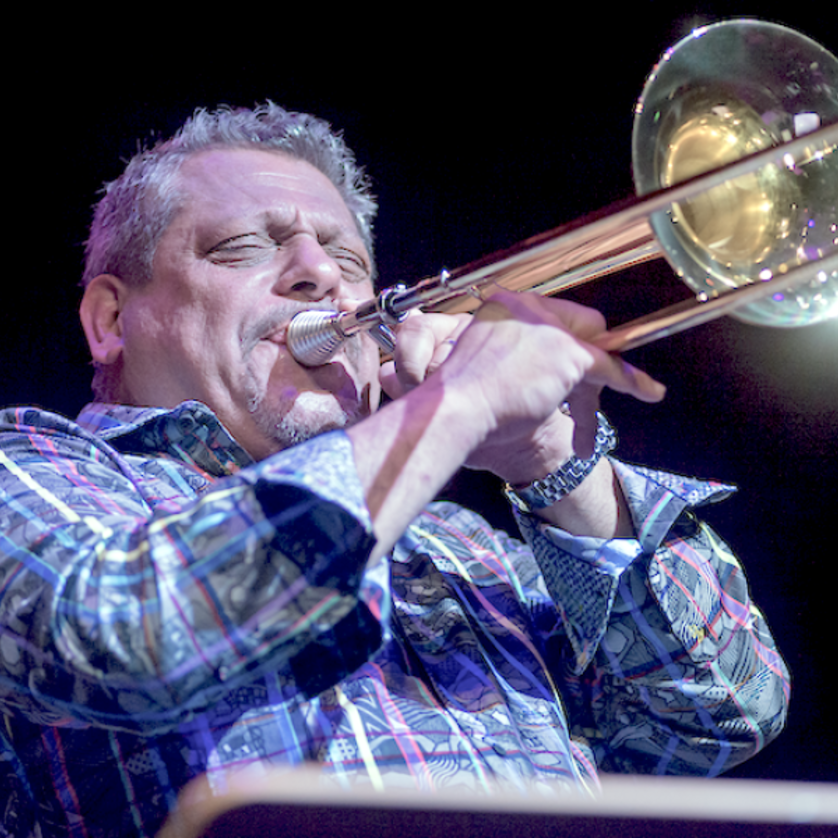 A trombonist passionately plays on stage. | © Johannes Gellner