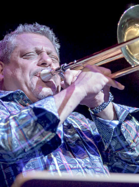 A trombonist passionately plays on stage. | © Johannes Gellner