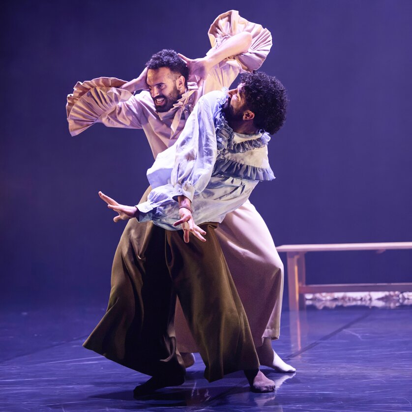 Due ballerini in posa drammatica sul palco. | © Int. Bühnenwerkstatt