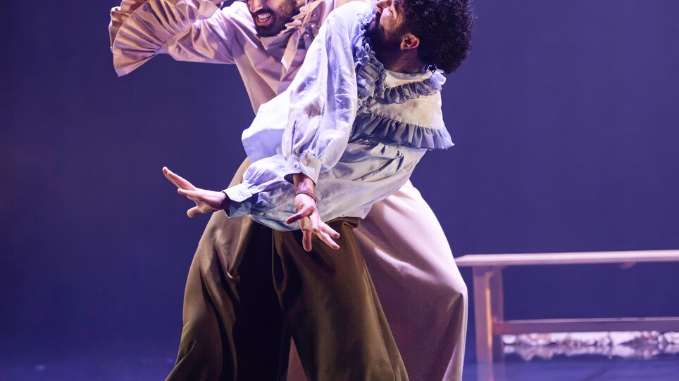 Due ballerini in posa drammatica sul palco. | © Int. Bühnenwerkstatt