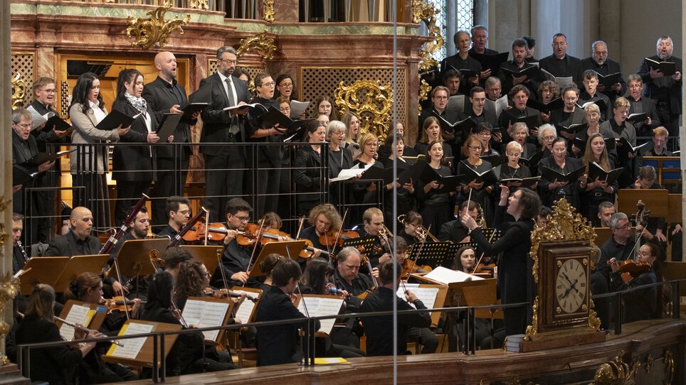 Ein Chor und ein Orchester bei einer Aufführung in einem liturgischen Raum. | © Christian Brunnthaler