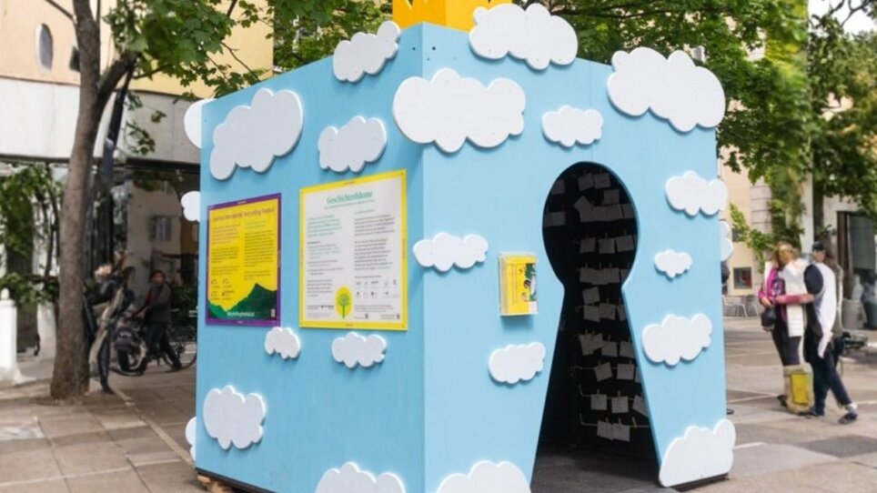 Una casetta blu con motivi di nuvole bianche e una corona gialla, che nell'ambito del festival «Graz erzählt» dovrebbe rappresentare un castello da favola. | © Moritz Pirker
