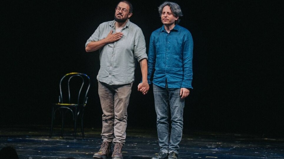 Sahand Sahebdivani e Raphael Rodan durante un'esibizione sul palco, mentre si tengono per mano. | © Florian Matzi