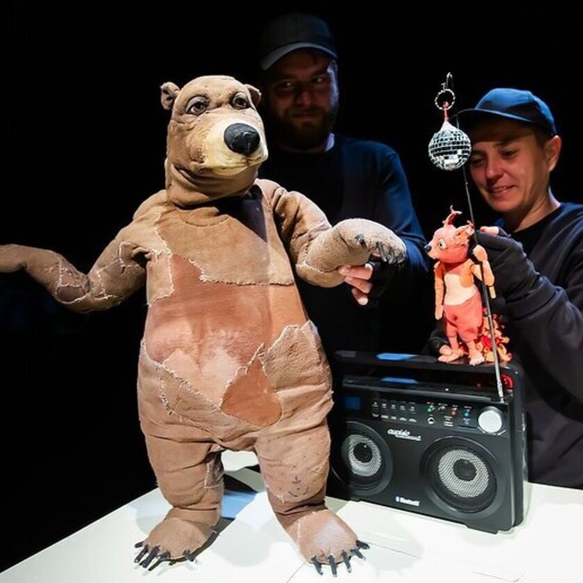 Zwei Personen steuern einen Bären und eine Teufelsfigur mit einem Radio. | © Sandra Hermannsen