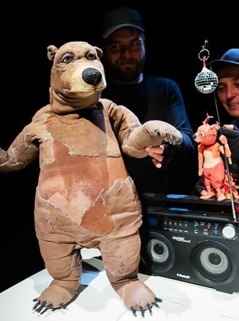 Zwei Personen steuern einen Bären und eine Teufelsfigur mit einem Radio. | © Sandra Hermannsen