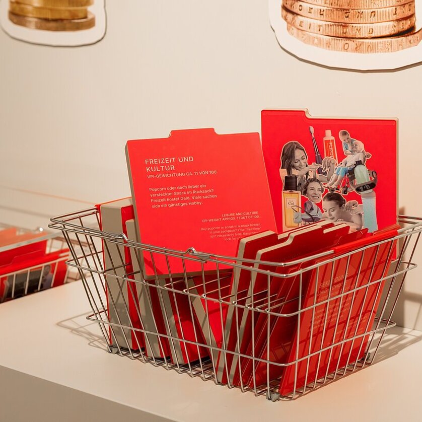 Ein Korb mit roten Informationsheftchen. | © stella