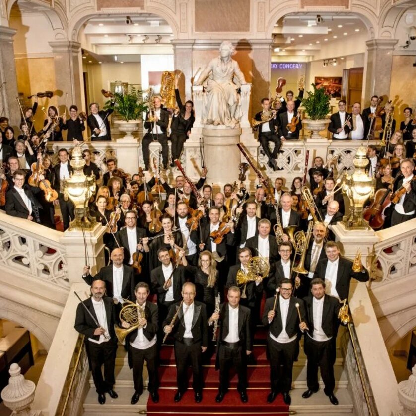 Das Orchester posiert auf der Treppe eines historischen Gebäudes. | © Robert Illemann
