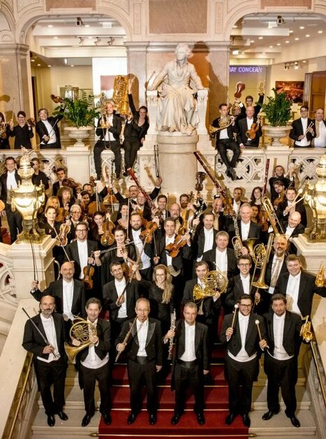 Das Orchester posiert auf der Treppe eines historischen Gebäudes. | © Robert Illemann