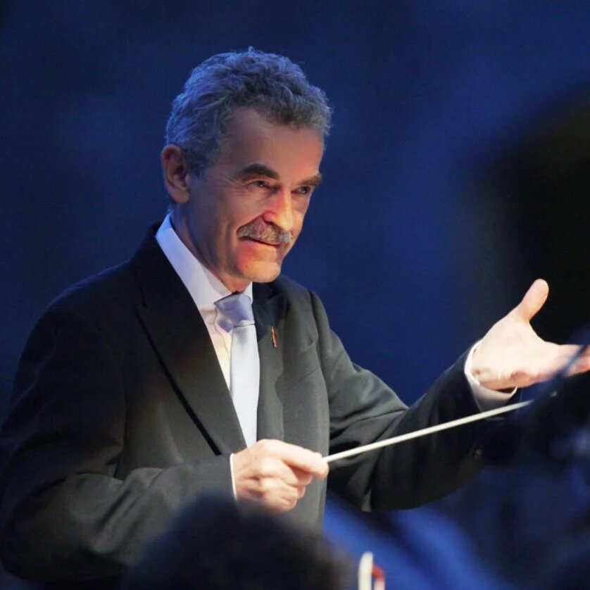 Alfred Eschwe | © Kurt Pinter Ein Dirigent, der mit dem Taktstock dirigiert und das Publikum anlächelt. | © Kurt Pinter