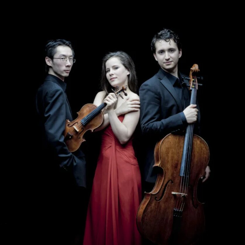 Amatis Trio | © Marco Borggreve Drei Musiker posieren mit Instrumenten auf dunklem Hintergrund. | © Marco Borggreve