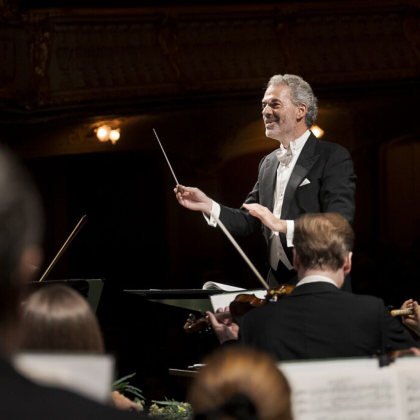 Ein Dirigent führt ein Orchester mit Begeisterung. | © Werner Kmetitsch