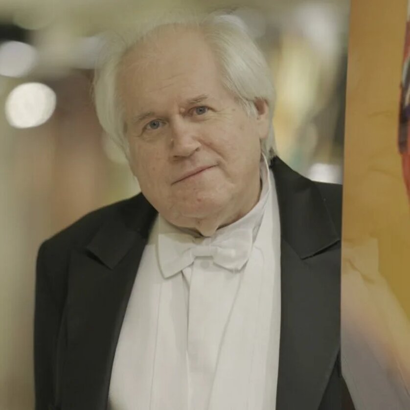 Ein älterer Mann im Frack lächelt leicht in die Kamera. | © Oscar Tursunov