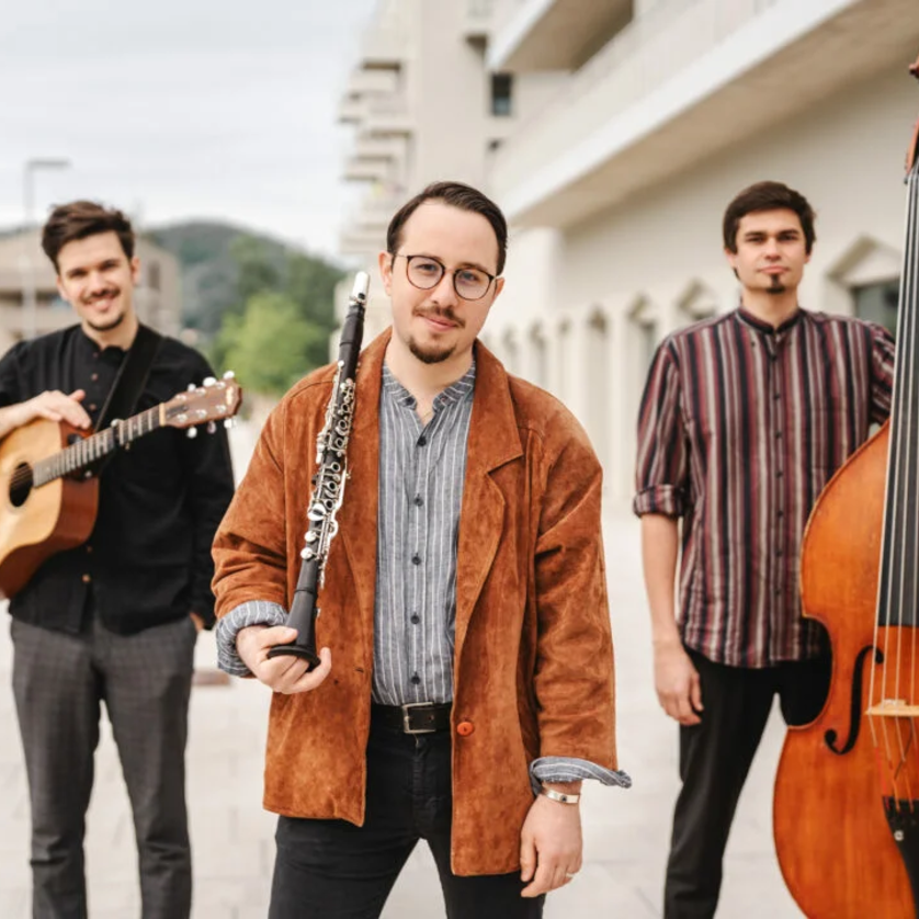 Drei Musiker stehen mit Instrumenten in der Stadt. | © Reithofer Media