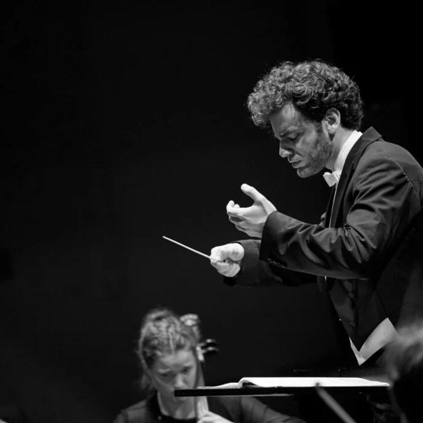 Ein Dirigent leitet ein Orchester mit Leidenschaft in schwarz-weiß. | © Oliver Borchert