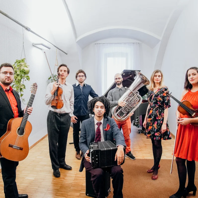 Eine Gruppe von Musikern in einem Raum mit verschiedenen Instrumenten. | © Tobias Kochseder