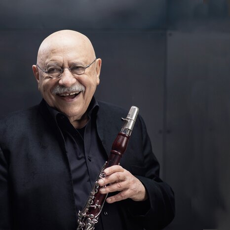 musician Giora Feidman wearing glasses joyfully holding a clarinet. | © Stephan Haeger