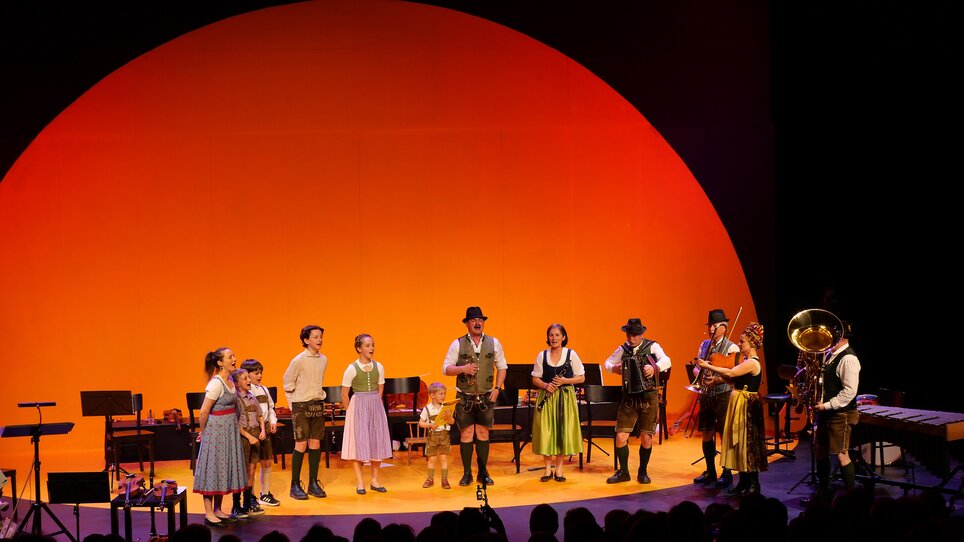 Un gruppo di artisti in costumi tradizionali si esibisce sul palco. | © Styriarte - ct