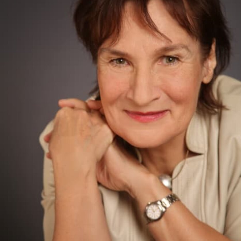 Nahaufnahme einer Frau mit elegantem Ausdruck und lächelndem Gesicht. | © Maecenas Verlag