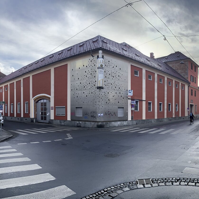 A red building with a modern facade at a street corner in Graz. | © steirischer herbst - Martin Pelzmann