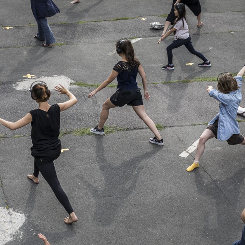 People dancing in groups outdoors while wearing headphones. | © Dajana Lothert