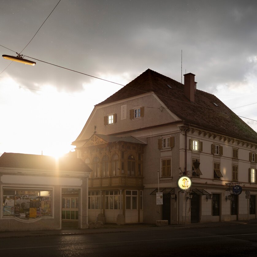 Blick auf ein altes Gebäude mit Fenstern und leuchtendem Schild | © steirischer herbst - Dietmar Reinbacher