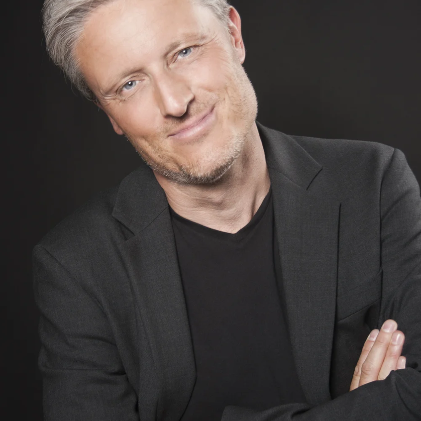 ein Mann mit grauem Haar und schwarzem Jacket lächelt in die Kamera | © Jan Frankl