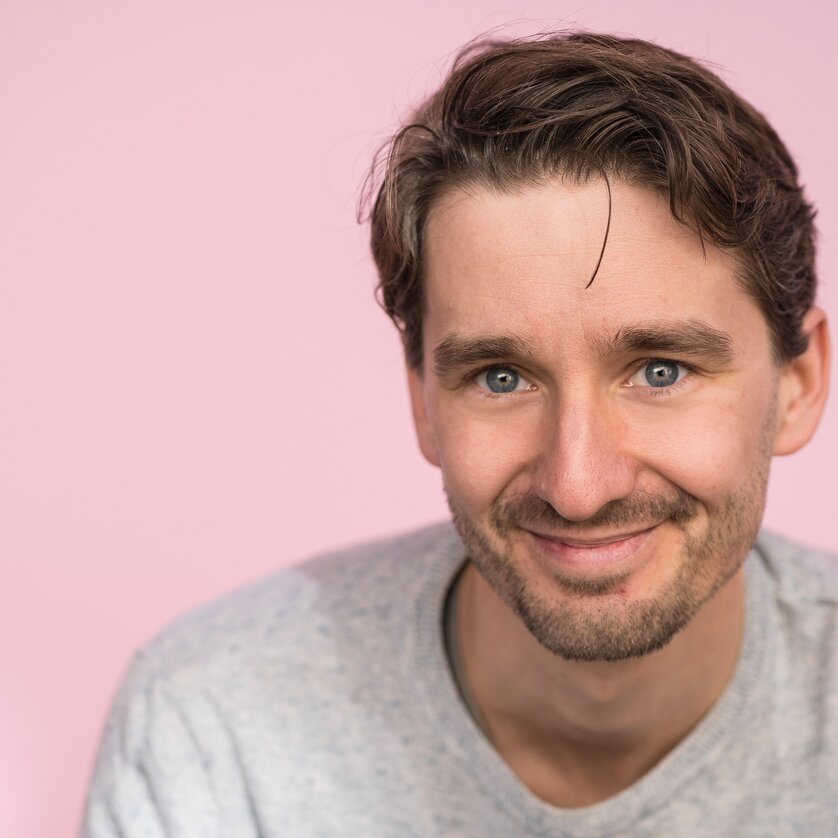 Kabarettist Clemens M. Schreiner trägt ein graues Langarmshirt und schaut in die Kamera | © Clemens M. Schreiner - Stefan Weiss