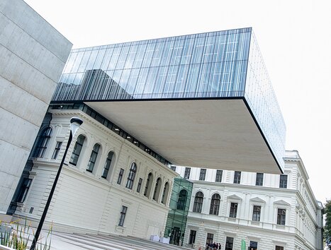 Floating glass structure over historic building design. | © Uni Graz - Kanizaj