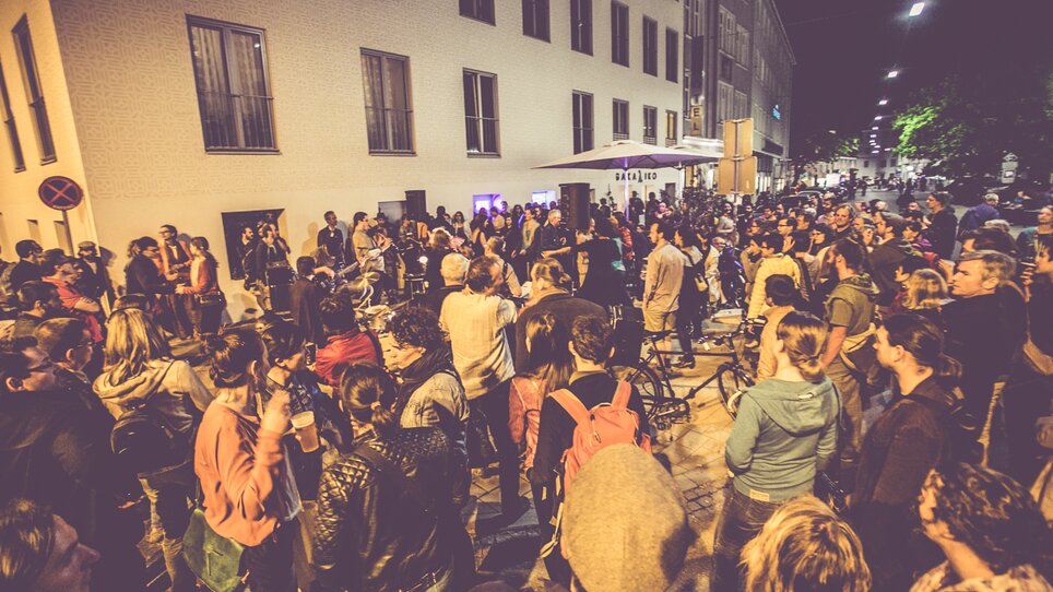 Eine große Menschenmenge versammelt sich bei Nacht in Graz und feiert im Rahmen des Lendwirbels. | © Lupi Spuma