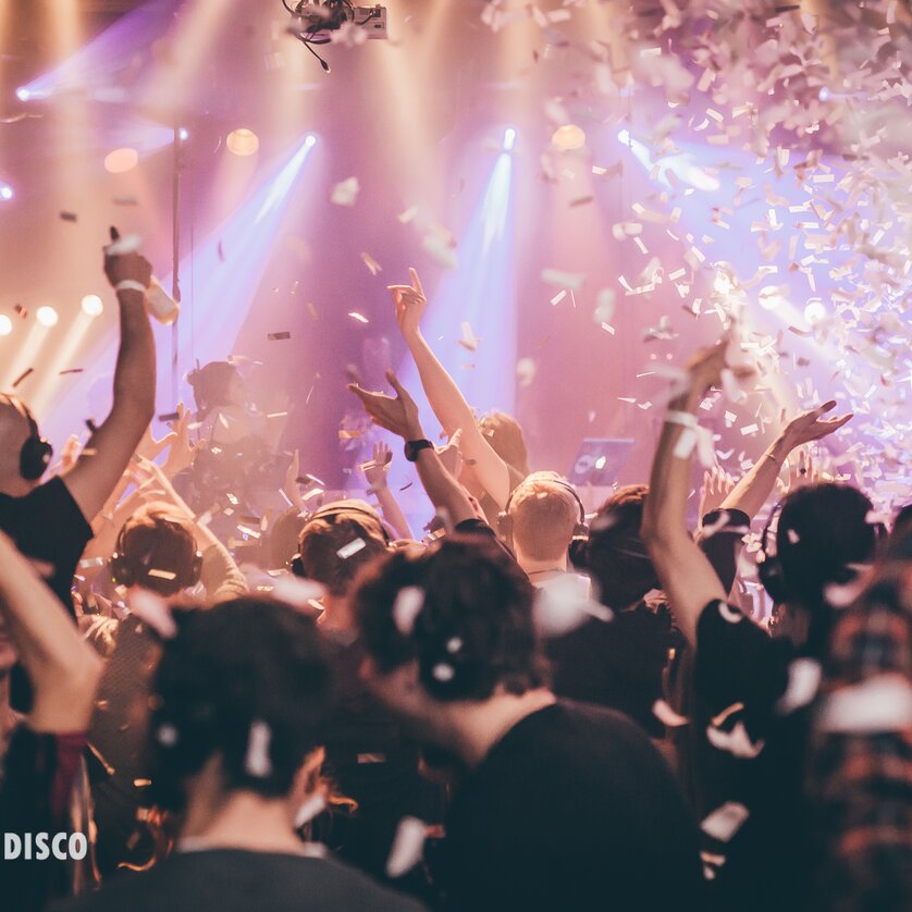 Partecipanti di una silent disco che si divertono con le cuffie e coriandoli. | © Silent Disco Austria