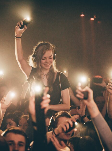 Il pubblico alza le mani con luci durante una silent disco. | © Silent Disco Austria