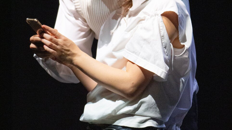 Ein junges Paar schaut gemeinsam auf ein Handy. Intimität und Interesse sind spürbar. | © Margarita Keller - Austrian Fashion Association