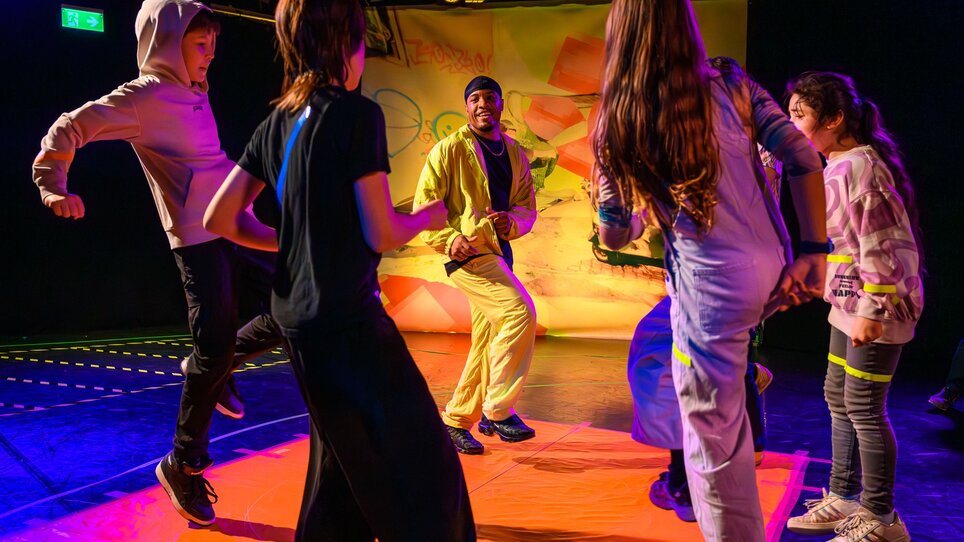Sechs Kinder tanzen begeistert in einem Workshop auf der Bühne. | © René Löffler